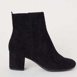 TIME&TRU ROUND TOE SIDE ZIPPER CLOSURE ANKLE BOOTIES